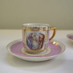 Tacitas de porcelana rosa con escenas clásicas