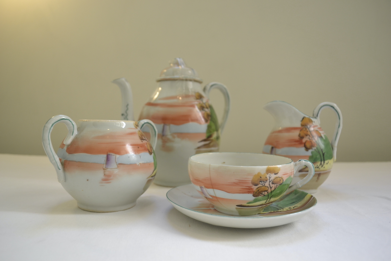 Juego de té de porcelana pintada con paisaje