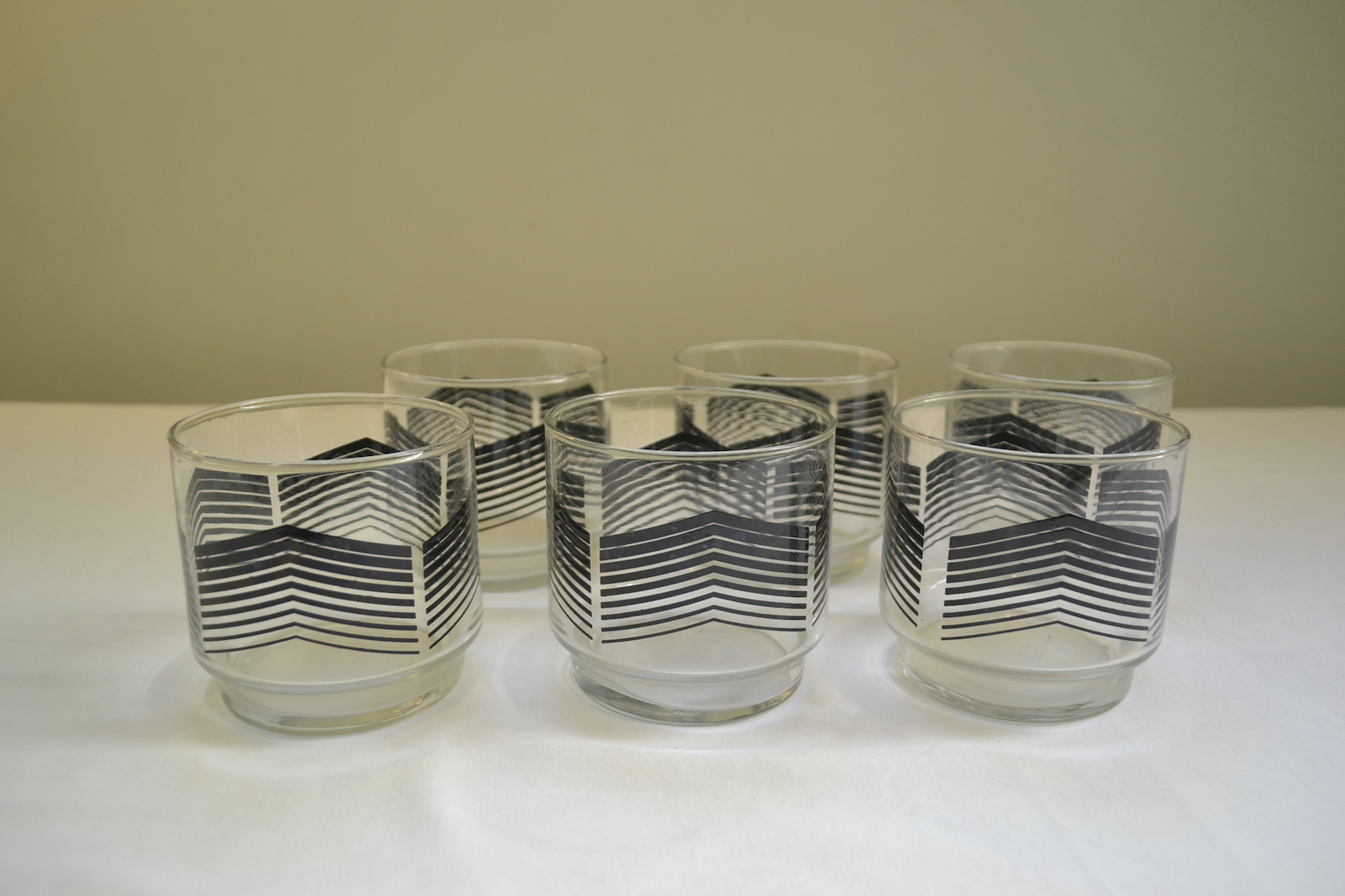 Vasos bajos con diseño geométrico - Image 3