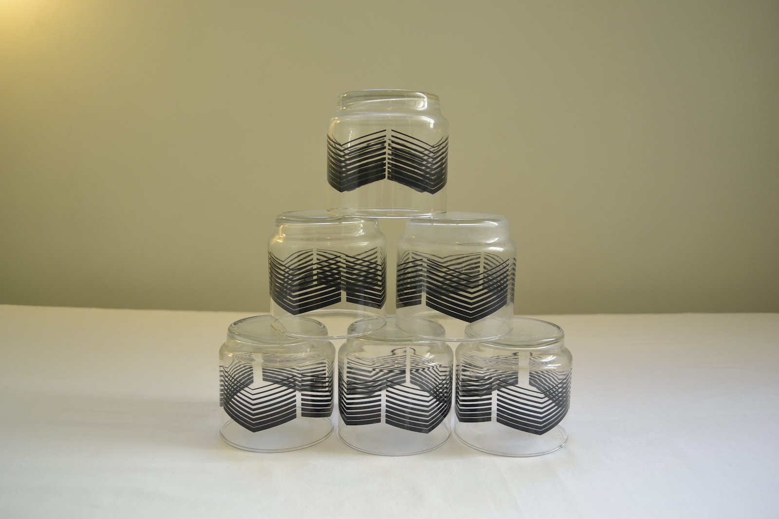 Vasos bajos con diseño geométrico