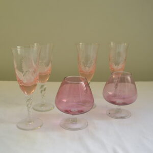 Copas rosadas de vidrio tallado