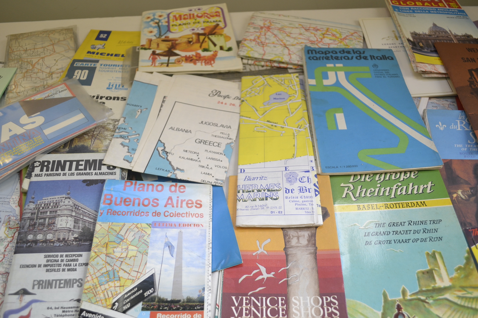 Lote de mapas y folletería turística