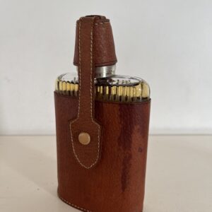 Petaca de vidrio con funda de cuero y vasitos