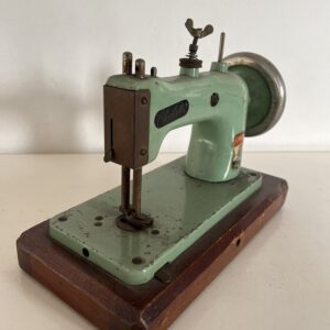 Maquinita de coser de juguete