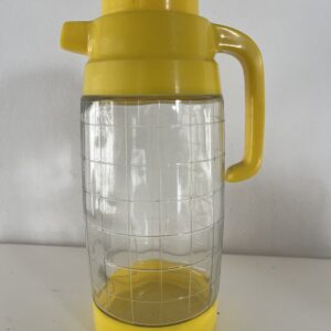 Jarra de vidrio y plástico