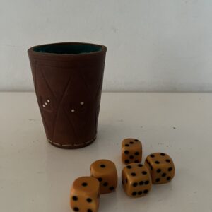 Dados antiguos con cubilete de cuero