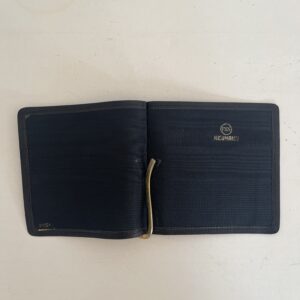 Billetera antigua de cuero negro con clip dorado