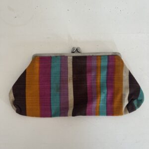 Monedero antiguo de tela rayada