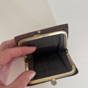 Billetera antigua de cuero marrón