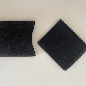 Billetera antigua de cuero negro