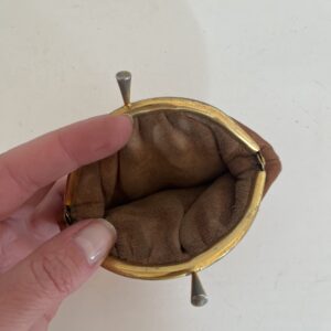 Monedero antiguo de cuero marrón