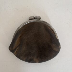 Monedero antiguo de gamuza marrón