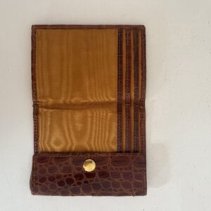 Billetera antigua marrón simil cocodrilo