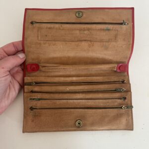 Sobre antiguo organizador de joyas de cuero rojo