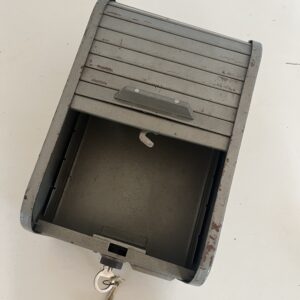 Antiguo cofre de seguridad metálico con tapa de persiana