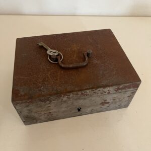 Caja fuerte de hierro portátil antigua
