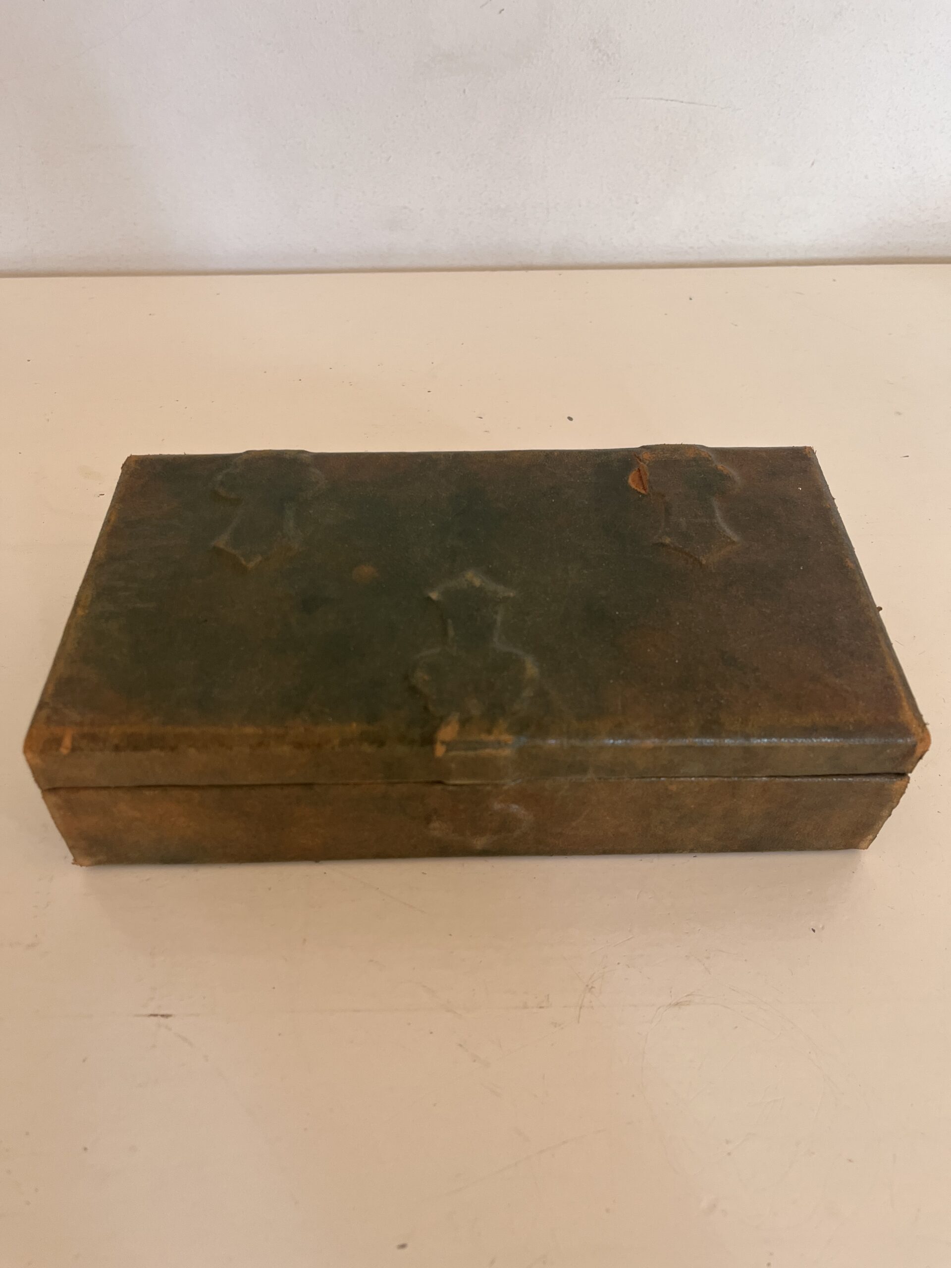 Caja antigua de cuero verde con interior afelpado - Image 3