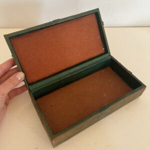 Caja antigua de cuero verde con interior afelpado