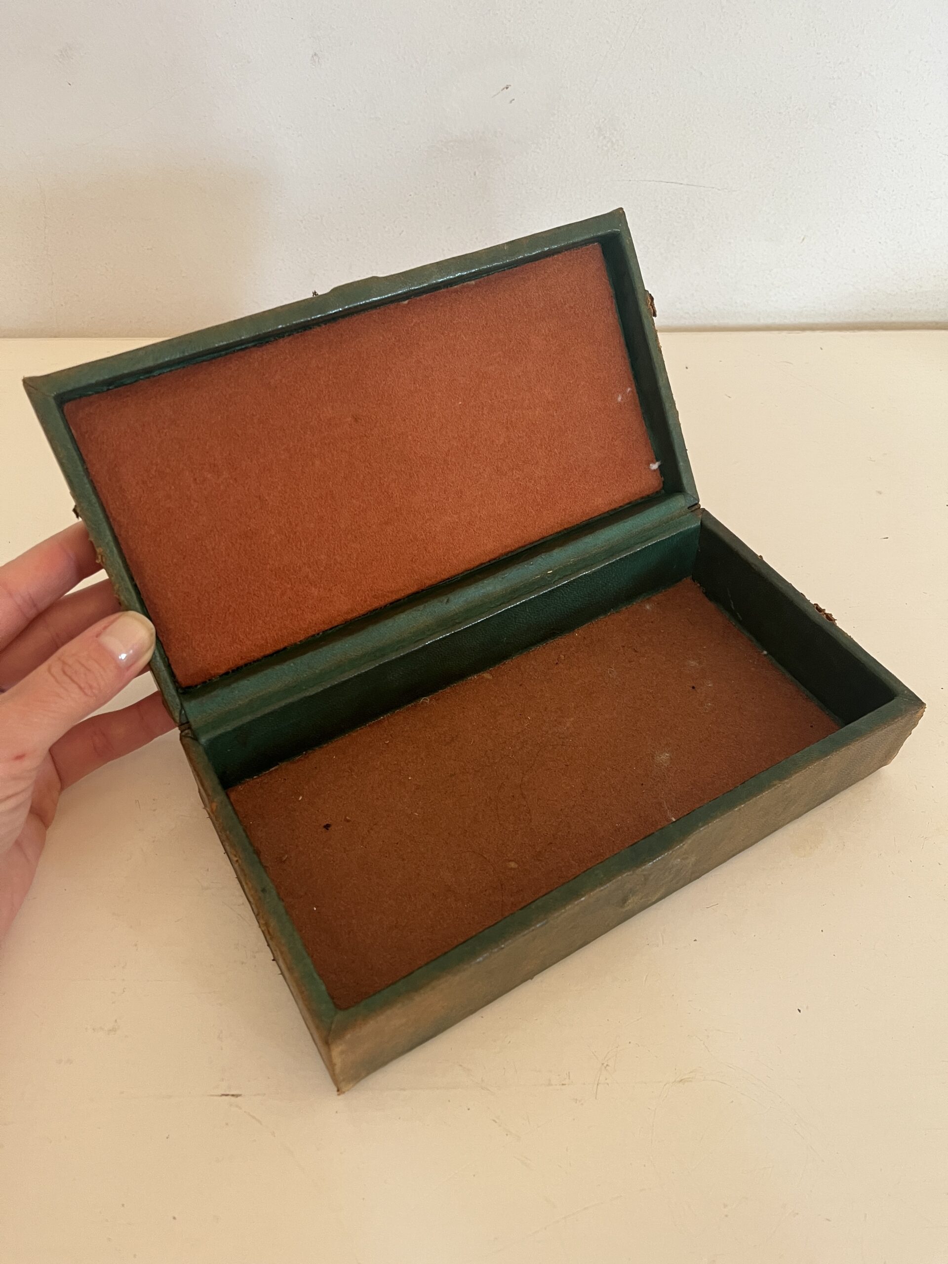 Caja antigua de cuero verde con interior afelpado