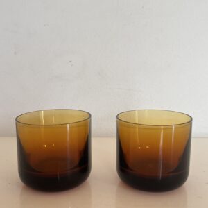 Par de vasos de vidrio ambar