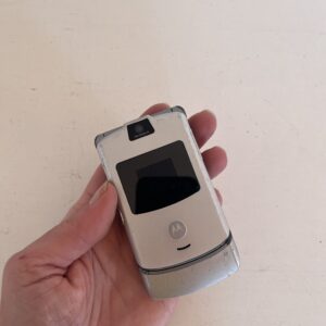 Celular plegable Motorola RAZR V3 plateado