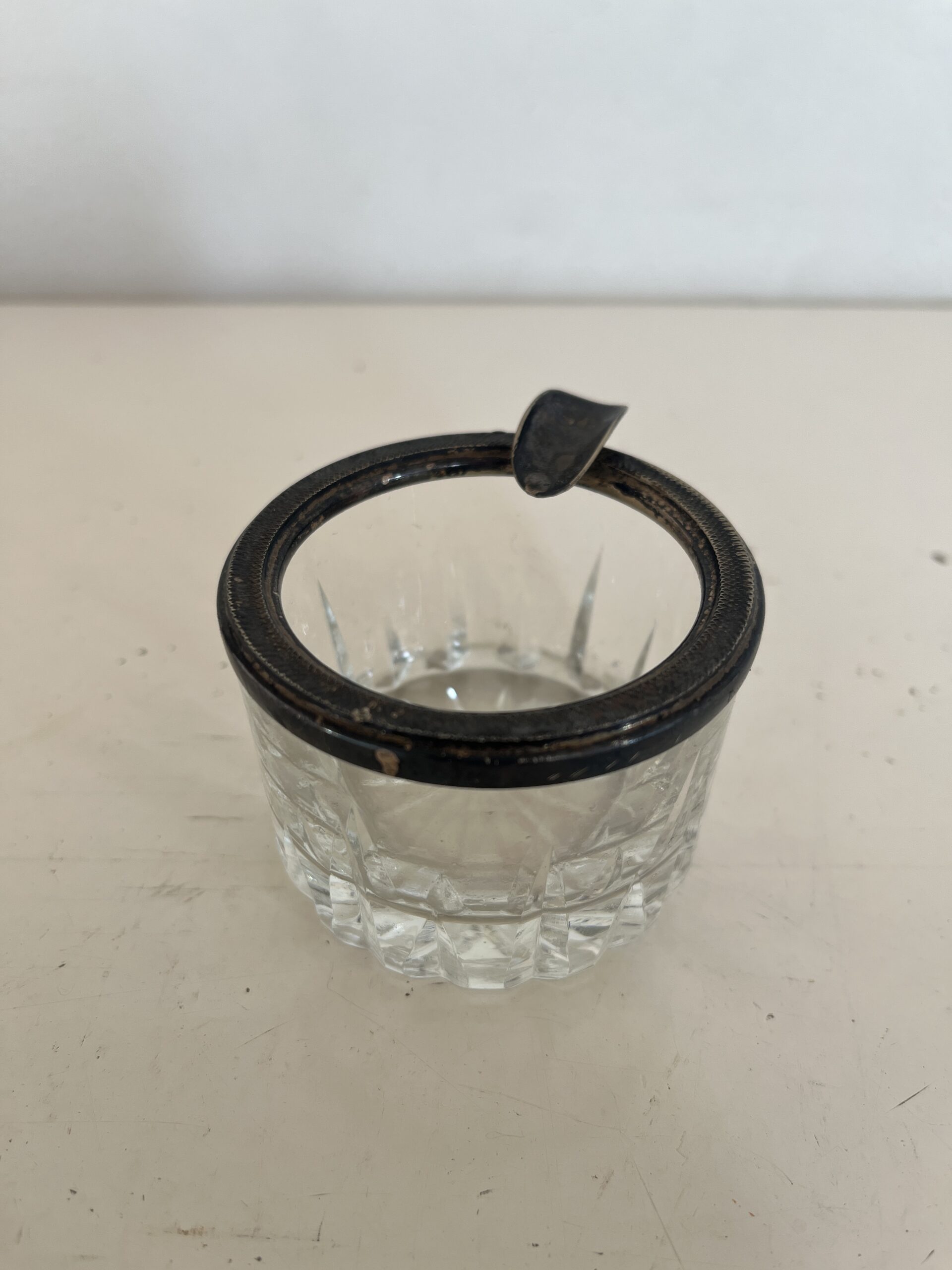 Cenicero antiguo de cristal tallado