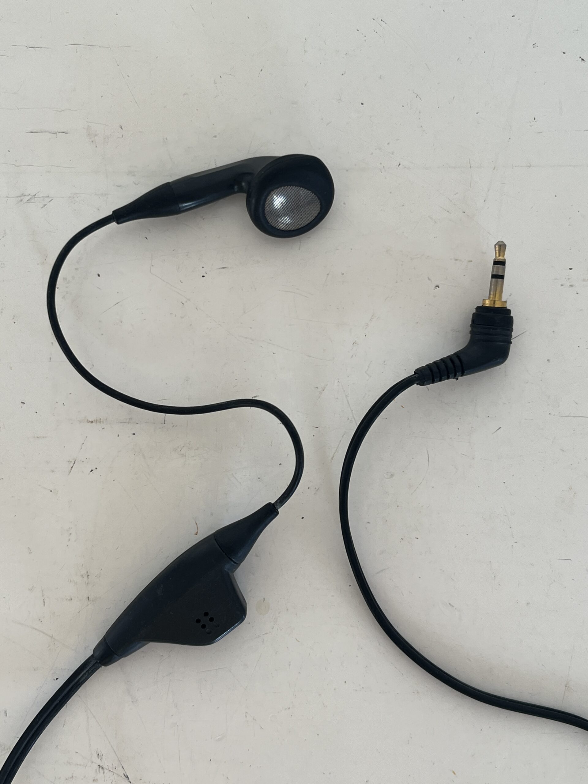 Auricular monoaural con cable y microfono integrado negro