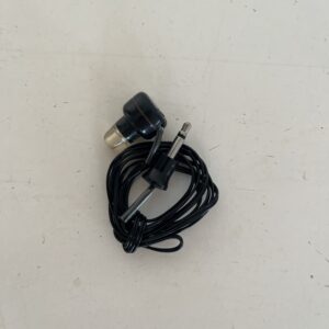 Auricular monoaural con cable antiguo