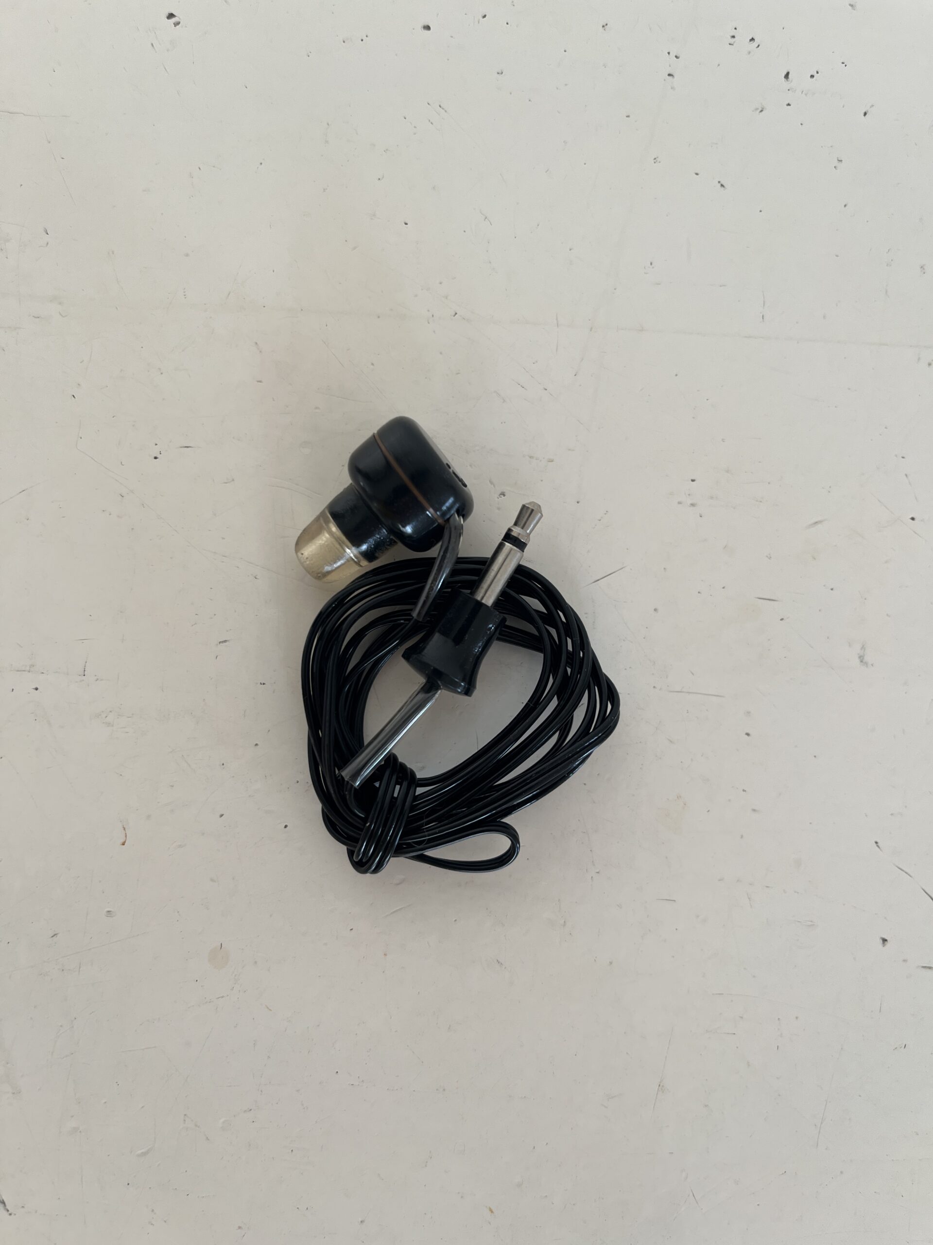 Auricular monoaural con cable antiguo